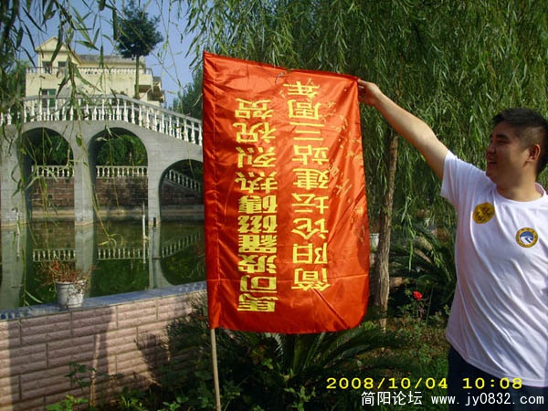服务人员太忙了、、旗都挂反了