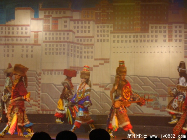 藏羌服饰表演