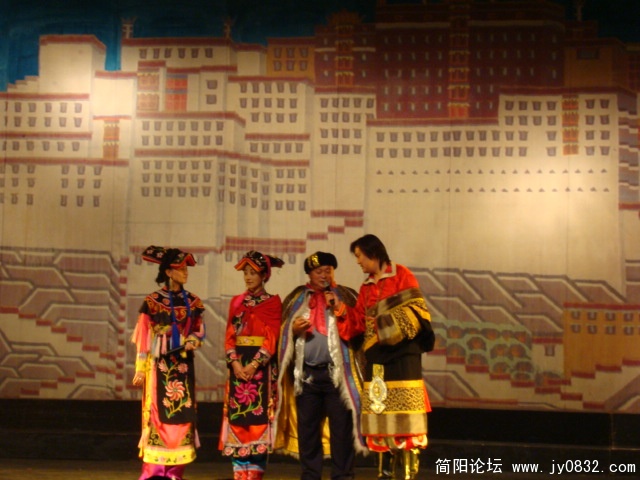 换上民族服饰，成亲去了