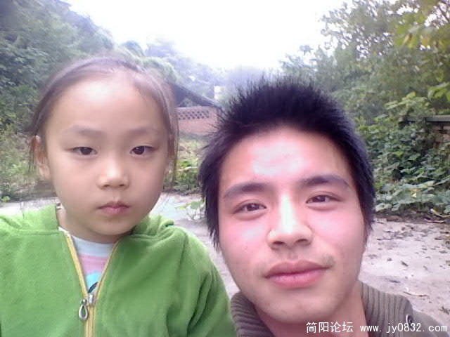 哥哥硬要喊我给他合影.jpg