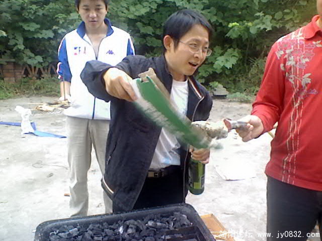 你在往瓶子里装啥子？.jpg
