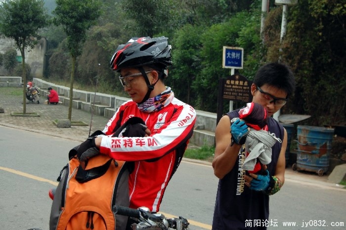 王涛和黄老大好象要等感冒了,加衣服啰