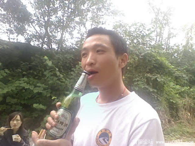 莫得开瓶器，只有咬了.jpg