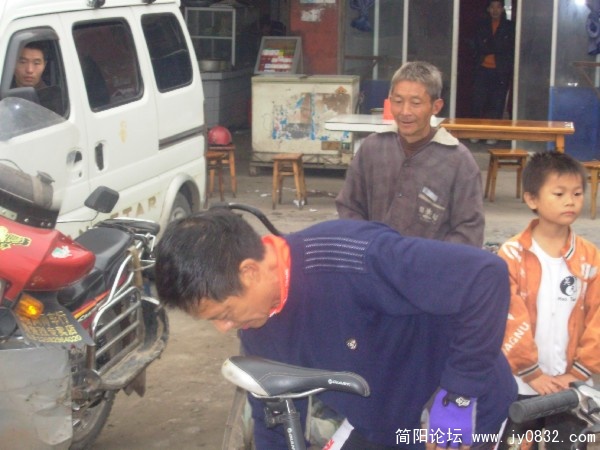 这位大爷也要和我们骑车蛮，咋认不倒喃