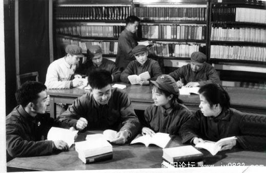 4.文化大革命的图书馆，工农兵都在场，互相学习的感觉是今天看不到的！.JPG