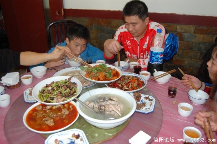 看看这两爷子的眼神．．．．．．