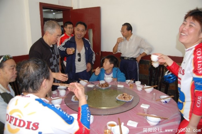 ＂夏＂美女眼睛遭笑来眯起了，牙齿也遭笑感冒了，咋办喃？