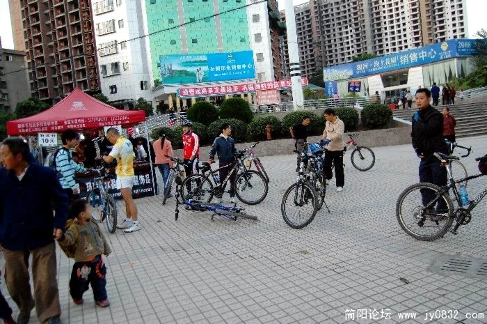 去养马的车友们