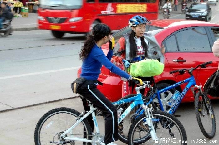 正跟广寒打电话,结果她就在几米外