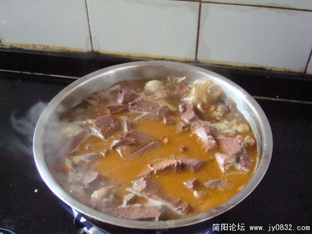 因为要做汤我换了个灶台，用不锈钢盆子继续，并加入了血旺