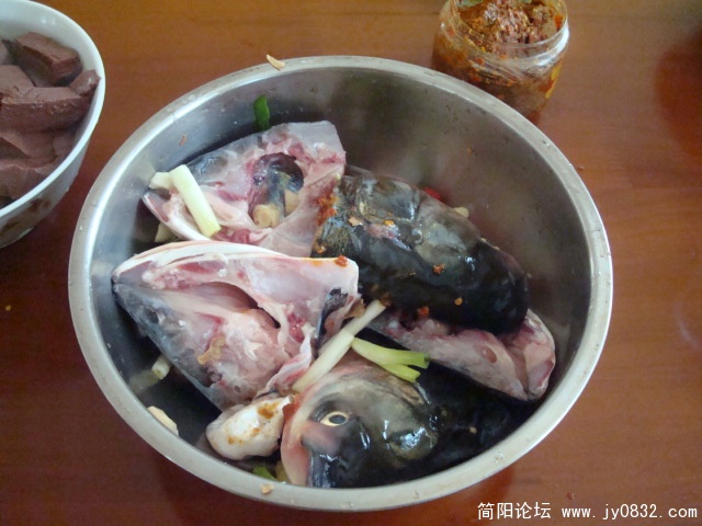 先把鱼头加料酒盐姜葱蒜码起进味一会