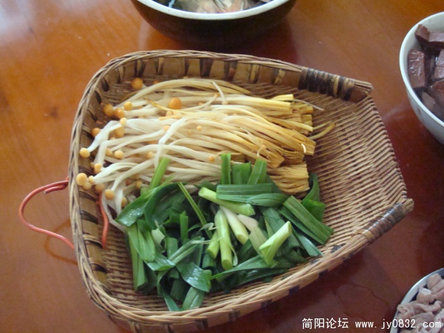 金针菇和蒜苗