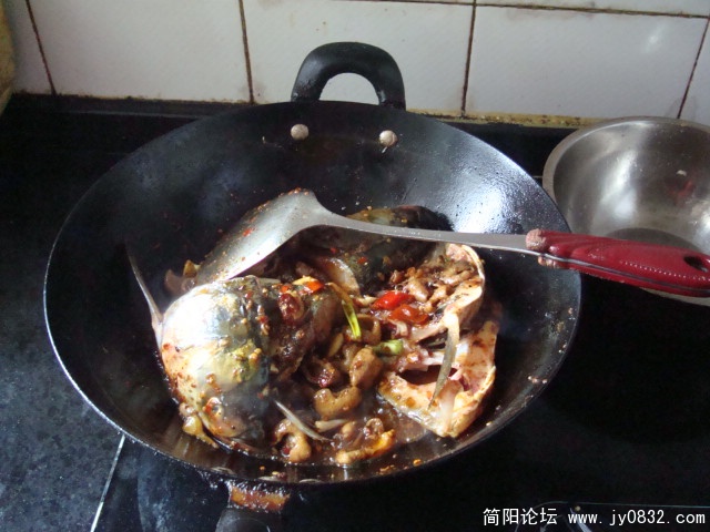 肥肠缩小半熟时下鱼头，翻动几下