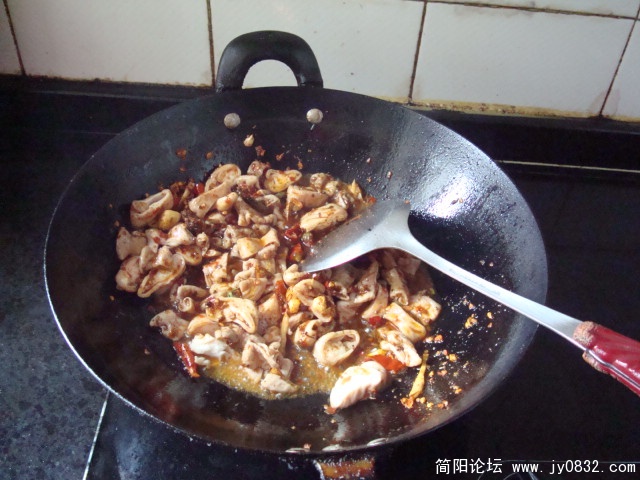 浓郁的香味出来后下肥肠爆炒