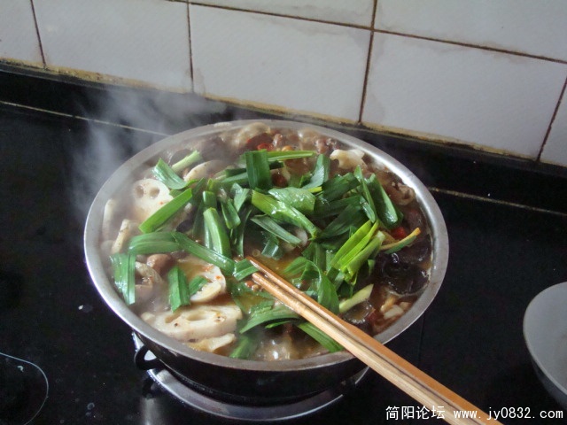 最后是蒜苗，然后很快就关火了。