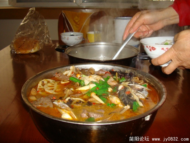 先喝汤后吃菜，我们家的习惯，妈妈开动了