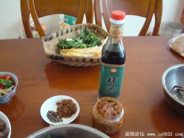 调料还得有料酒，盐，味精和鸡精，少量火锅料，自制香辣酱等等