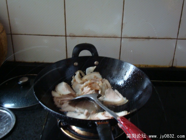 本来还想照一下做回锅肉的，油溅得太厉害，所以作罢。