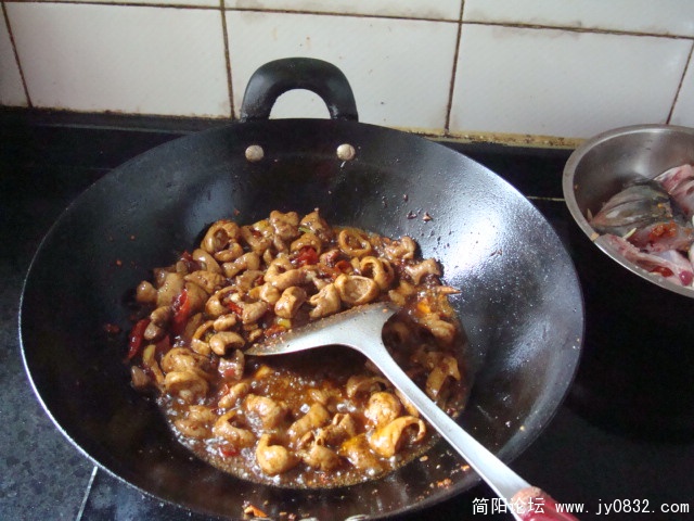 肥肠煸到这个样子后加点点酱油，加色