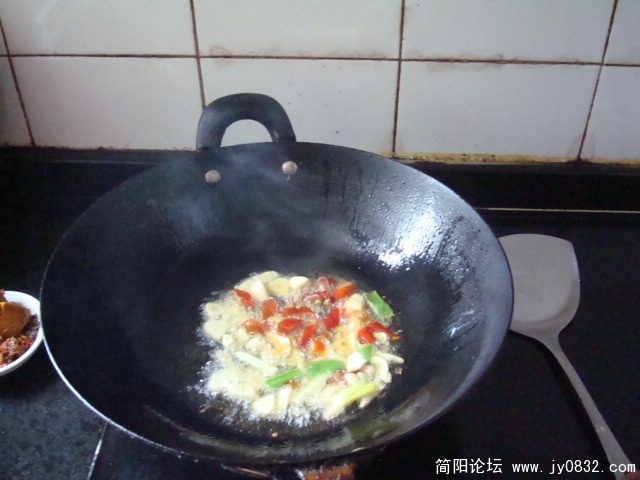 待鱼头适当进味后，开始炒料