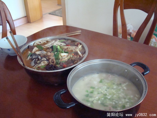 汤是鸡腿菇肉片汤，加了昨天我包抄手剩下的馅料，有丸子  感觉，满鲜