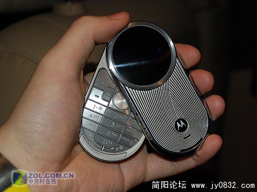 摩托罗拉公司最新推出的奢华系列手机AURA