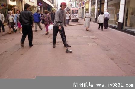 作品15A——街头探测金矿.jpg