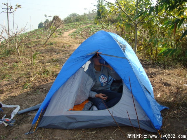 刚支上帐篷，口渴了。