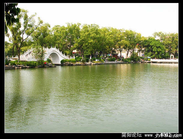 桂林榕湖古榕桥.jpg