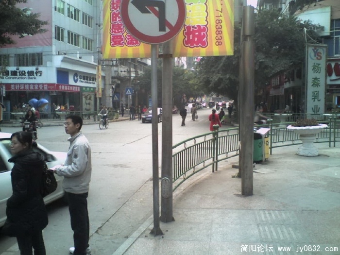 苦等出租车的路人 (6).jpg