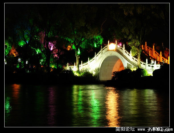 桂林桂湖古榕溪桥夜景.jpg