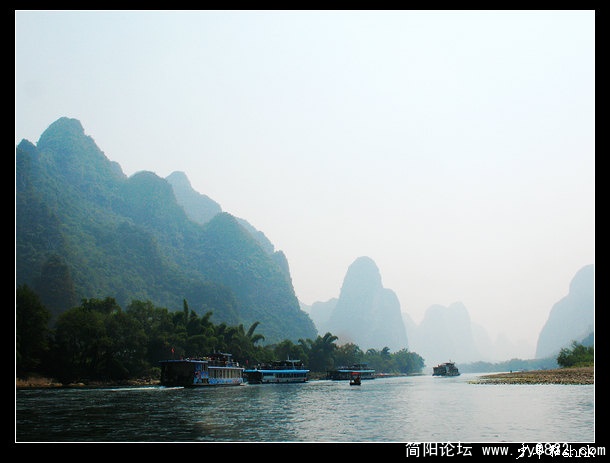 阳朔漓江老人吃苹果.jpg