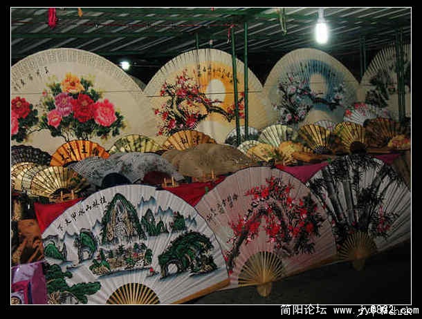 阳朔 西街卖折扇的摊贩.jpg