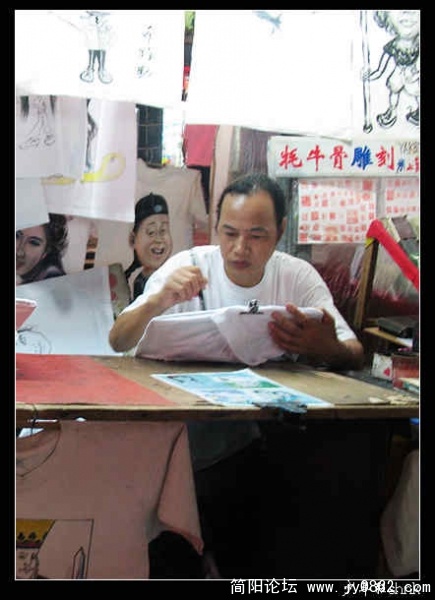 阳朔 西街 画文化衫的艺人.jpg