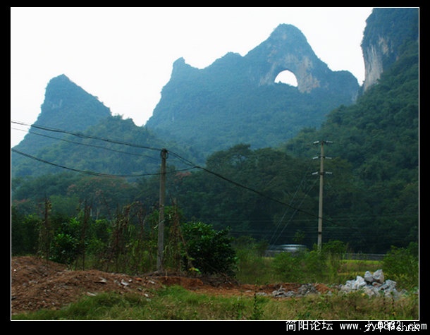 阳朔月亮山.jpg