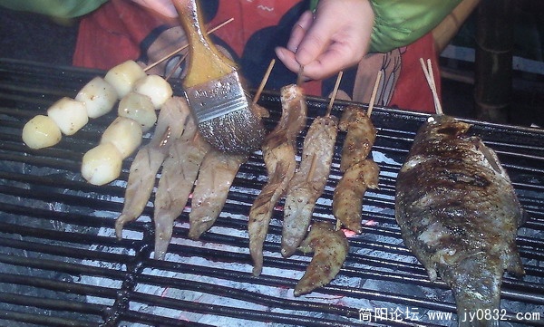有两个帅哥喜欢吃土豆.jpg