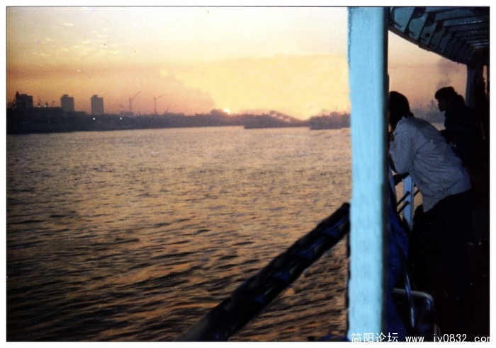 上海黄浦江的日出.jpg