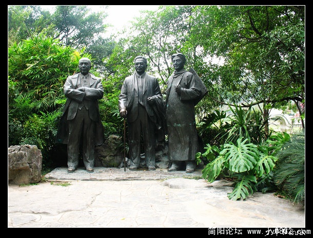 桂林 穿山公园徐悲鸿田汉夏衍塑像.jpg