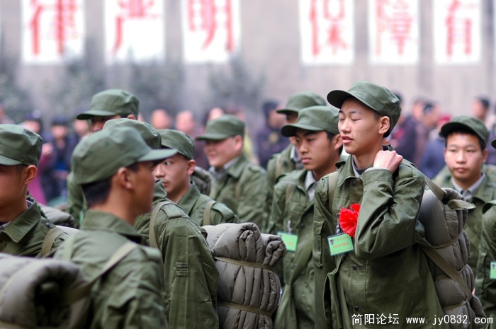 这背包背起还不大适应哦.jpg