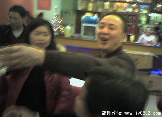 泳协会员领导互敬酒 (1).jpg