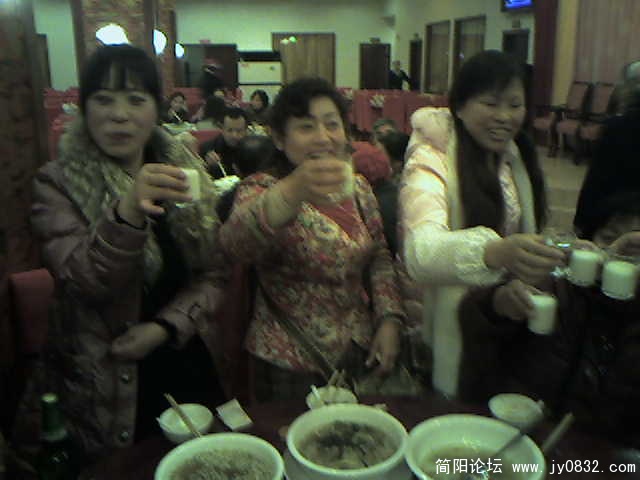 泳协会员领导互敬酒 (2).jpg