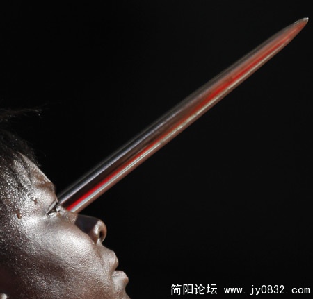 北京奥运会的标枪比赛中，肯尼亚运动员Nakhumicha Zakayo即将扔出手中的标枪。.jpg