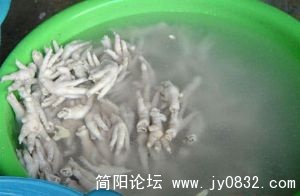 鸡主啊煮值8分熟，加防腐剂冷却