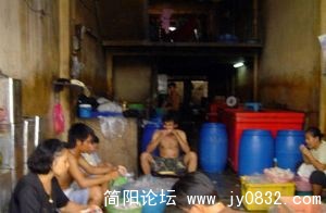 去骨，用嘴咬，手掰