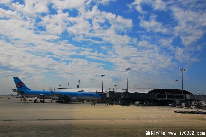 天气不,高空风很大，云都被吹成了烂棉花了