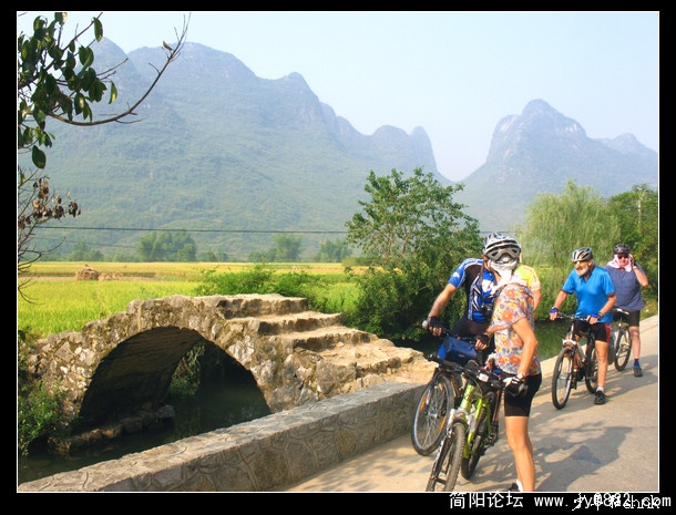 阳朔 骑游遇龙河的美国游客.jpg