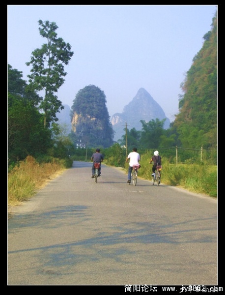 骑游遇龙河的游客