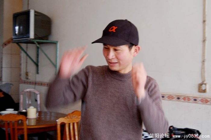 因为身体不适,本来到三岔就准备返回的陈老师在我们吃饭时意外地出现在我们眼前