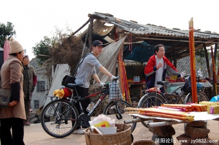 这么辛苦上来一趟不容易,是不是应该烧柱香哦,呵呵.