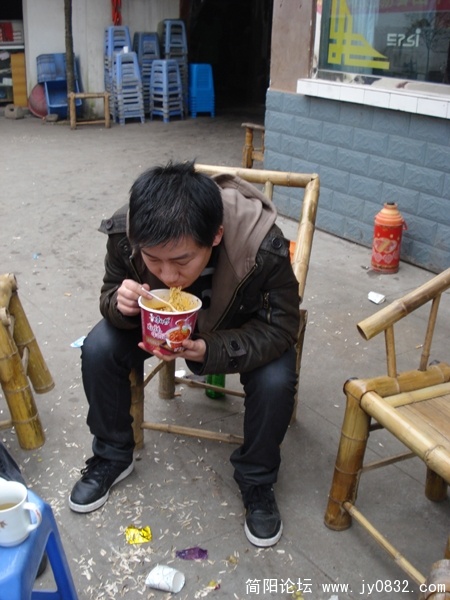 自由饿了又独自一人吃面去了